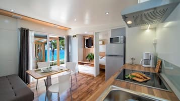 Mobile Superior-Unterkunft | Wohnbereich | Flachbildfernseher