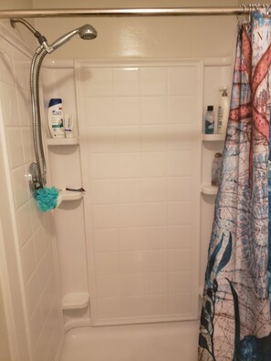 Baignoire, sèche-cheveux, serviettes fournies, savon
