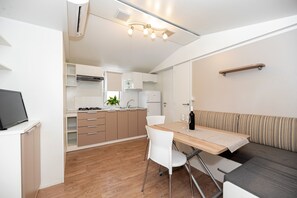 Mobile Luxury-Unterkunft | Wohnbereich | Flachbildfernseher