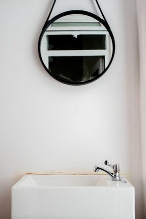 Bathroom - Five Homestay Da Nang - Hostel (Da Nang)