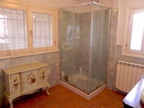 Ferienhaus | Badezimmer | Duschwanne, Handtücher