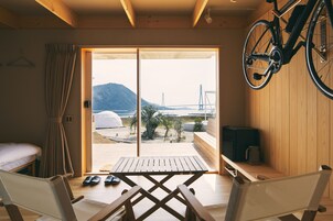 羽毛の掛け布団、セーフティボックス (室内)、遮光カーテン、WiFi (無料)