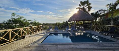 Villa | Piscina | Una piscina cubierta, una piscina al aire libre