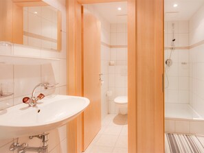 Combined shower/bathtub, towels - Modern Apartment in Tyrol Near Ski Area (Soelden)