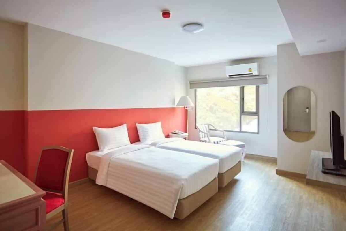 1 bedroom, desk, laptop workspace, soundproofing