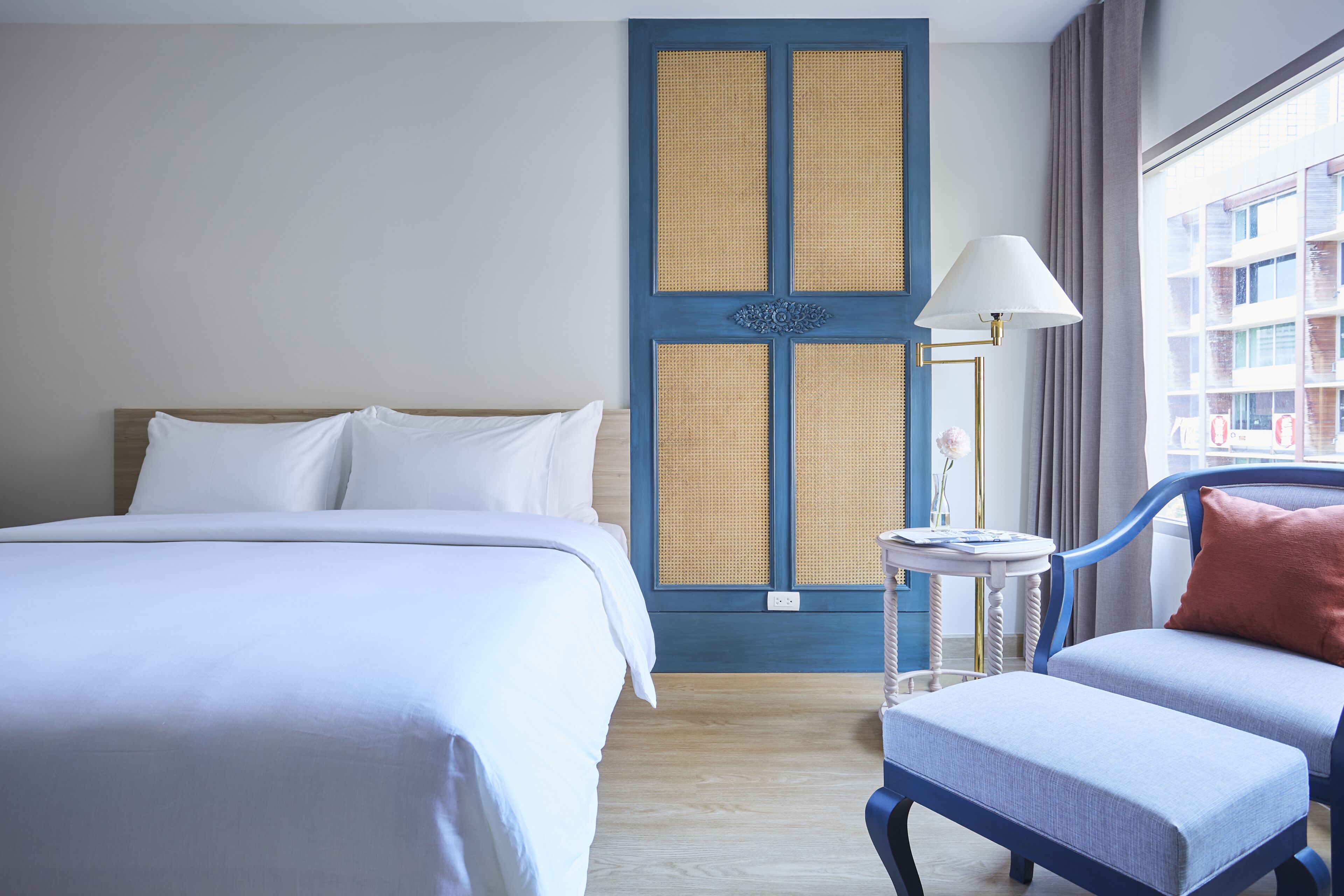 1 bedroom, desk, laptop workspace, soundproofing