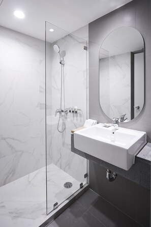 Een douche, een haardroger, handdoeken