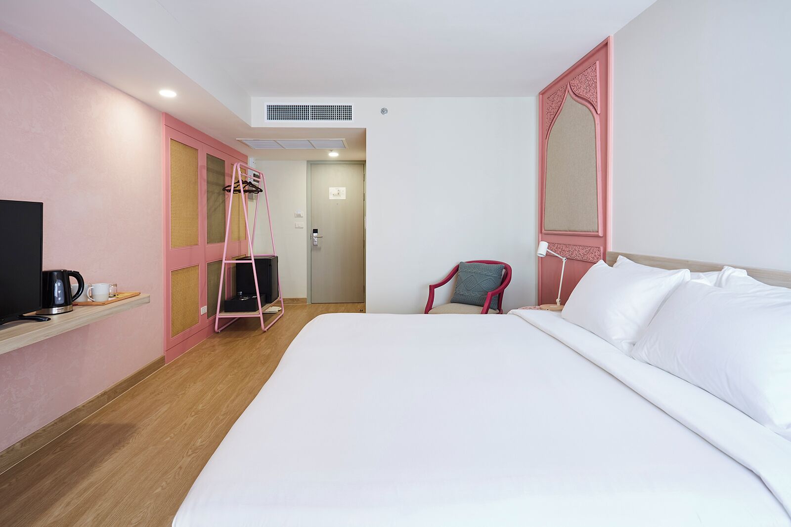 comfy king | 1 bedroom, desk, laptop workspace, soundproofing