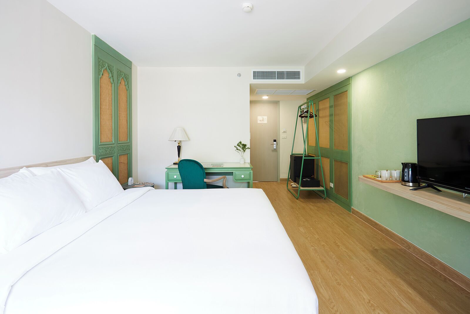 comfy king | 1 bedroom, desk, laptop workspace, soundproofing