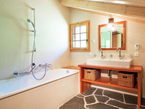 Bathtub - Hilltop Chalet Near Ski Area in Hérémence (Heremence)