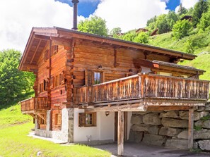 Exterior - Hilltop Chalet Near Ski Area in Hérémence (Heremence)