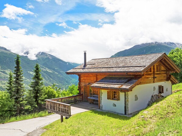 Exterior - Hilltop Chalet Near Ski Area in Hérémence (Heremence)