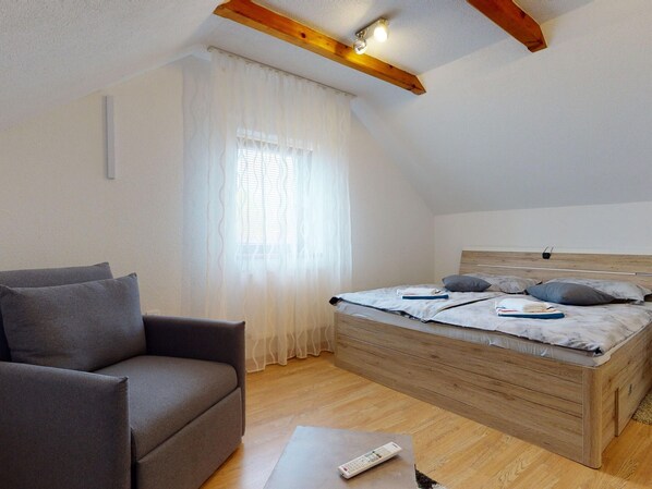 House | 1 bedroom, individually furnished, bed sheets