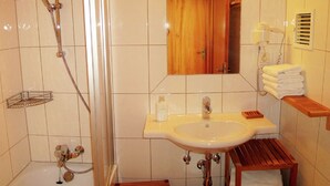 Combined shower/tub, towels - Comfortable Apartment in Klippitztörl Near Ski Area (Wolfsberg)