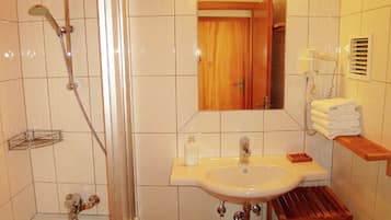 Kombinasi shower/bathtub dan handuk