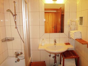Combined shower/tub, towels - Comfortable Apartment in Klippitztörl Near Ski Area (Wolfsberg)