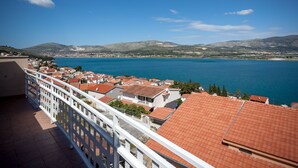 Balcony - Sea-view Holiday Home in Trogir With Garden (Trogir)