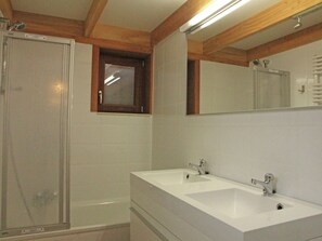 Combined shower/tub - Cozy Holiday Home in De Haan Near Beach (Wenduine)