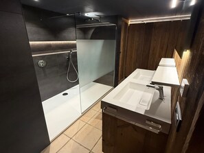 Chalet | Bathroom | Shower