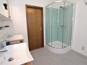 Shower, hair dryer, towels - Quaint Holiday Home With Sauna in Piesendorf (Piesendorf)