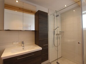 Shower, towels - Modern Holiday Home in Itter With Garden (Itter)