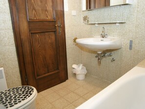 Combined shower/tub, towels - Lovely Villa in Carinthia With Sunbathing Lawn (Treffen)