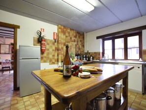 Fridge, microwave, oven, dishwasher - Spacious House With Panoramic View Over the Ourthe Valley (Houffalize)