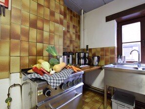 Coffee/tea maker, fridge, microwave, oven - Spacious House With Panoramic View Over the Ourthe Valley (Houffalize)