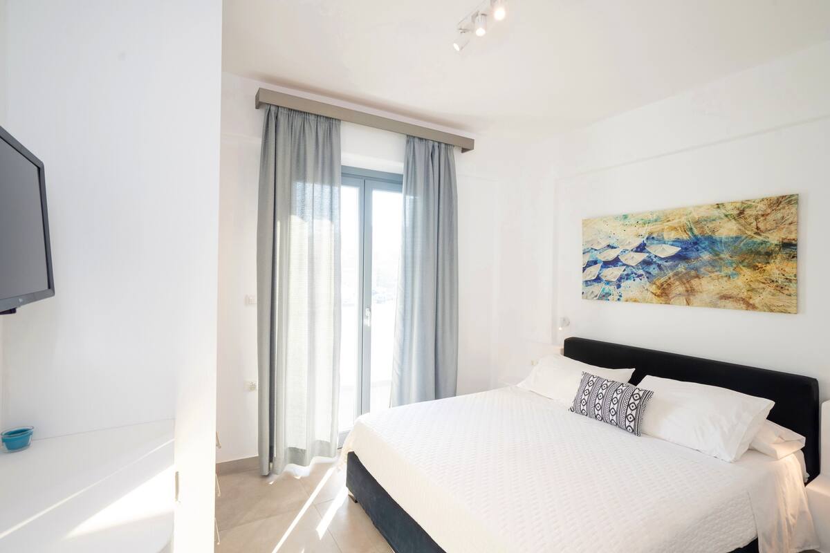 Hypo-allergenic bedding, in-room safe, blackout curtains, soundproofing
