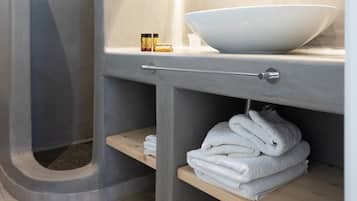 Apartemen Grand, 2 kamar tidur, pemandangan kota | Kamar mandi | Shower, perlengkapan mandi gratis, pengering rambut, dan sandal