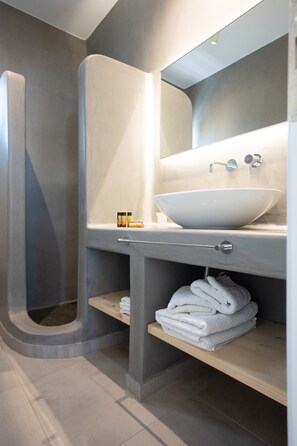 Grand-Apartment, 2 Schlafzimmer, Stadtblick | Badezimmer | Dusche, kostenlose Toilettenartikel, Haartrockner, Hausschuhe