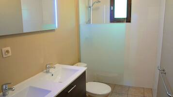 House | Bathroom | Combined shower/tub