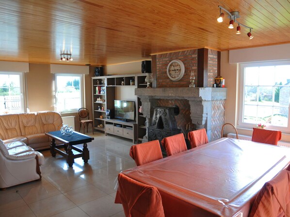 House | Dining - Holiday Home in Ardennes With Bubble Bath (Somme-Leuze)