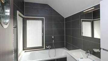 Biệt thự | Phòng tắm | Buồng tắm vòi sen, máy sấy tóc, khăn tắm
