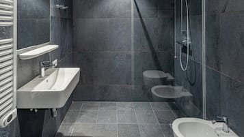 Une salle de bain moderne équipée d’un lavabo, d’un bidet et d’une douche.
