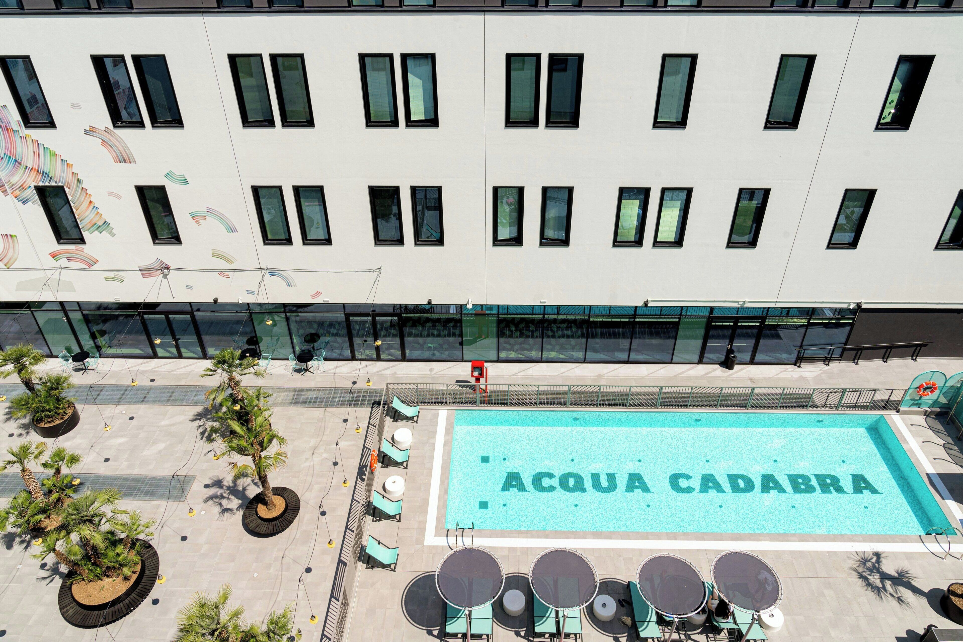 Sæsonbestemt udendørs pool, parasoller, liggestole