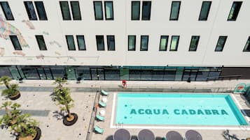 Sesongbasert utendørsbasseng, bassengparasoller og solsenger