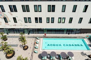 Seasonal outdoor pool, pool umbrellas, sun loungers