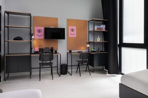 Executive Twin Room | Down comforters, in-room safe, desk, free WiFi - The Social Hub Bologna (Bologna)