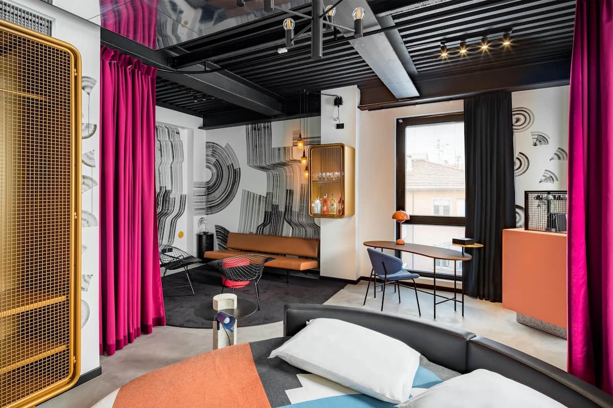 1 bedroom, down duvets, in-room safe, desk