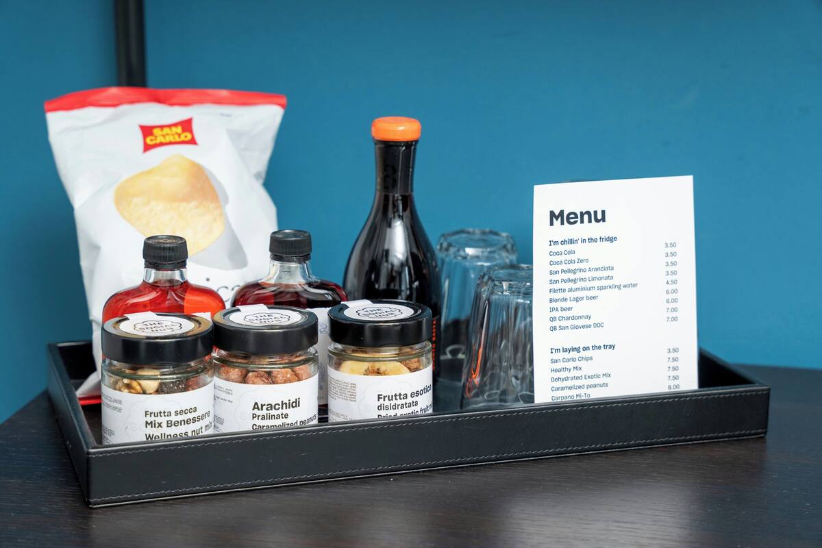 Un plateau contenant des collations, des condiments et un menu.
