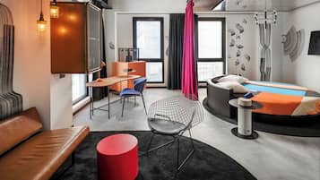 Selimut bulu angsa, brankas, meja kerja, dan Wi-Fi gratis