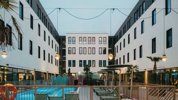 季節性室外游泳池,提供泳池遮陽傘和日光浴躺椅