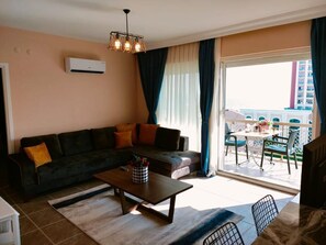 Basic-Apartment | Wohnzimmer | 102-Zoll-LCD-Fernseher mit Satellitenempfang, Fernseher