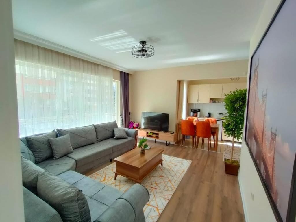 Royal Apart Daire | Oturma odası | Uydu yayını kanalları bulunan 102 inç LCD televizyon, televizyon 