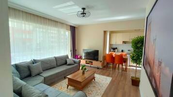 Royal Apart Daire | Oturma odası | Uydu yayını kanalları bulunan 102 inç LCD televizyon, televizyon