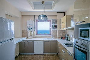 Senior Apartment | Private kitchen | Fridge, microwave, stovetop, dishwasher - Lara Park Suites (Antalya)