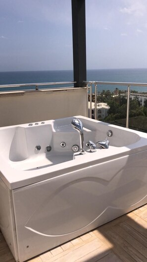 Deluxe Apartment | Jetted tub