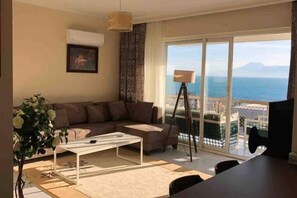 Design-Apartment | Wohnzimmer | 102-Zoll-LCD-Fernseher mit Satellitenempfang, Fernseher