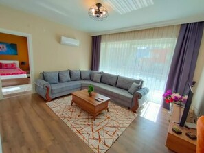 Royal Apartment | Premium bedding, individually decorated, individually furnished, desk - Lara Park Suites (Antalya)